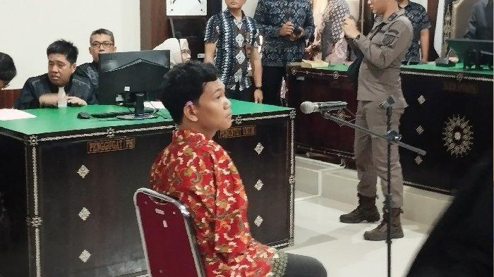 Terdakwa kasus dugaan pelecehan seksual I Wayan Agus Suartama saat duduk di kursi persidangan Pengadilan Negeri Mataram, Kamis (16/1/2025).