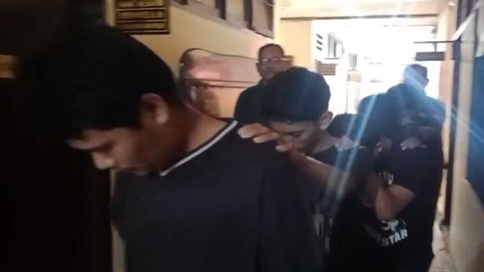 DITANGKAP POLISI -- Lima pemuda yang viral melakukan penganiayaan ditangkap anggota Polsek IT 1 Palembang, Selasa (15/7/2025). Aksi pelaku sebelumnya viral di sosial media.