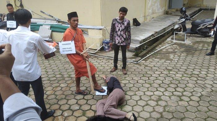 Rekonstruksi pembunuhan satu keluarga di Muba digelar Unit IV Subdit III Jatanras Ditreskrimum Polda Sumsel, Rabu (10/1/2024).