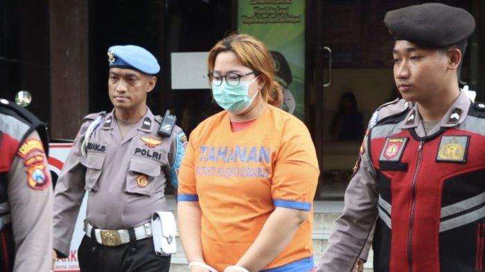 IBU SIRAM AIR PANAS KE ANAK - Tersangka penyiram air panas ke anak kandung di Sidoarjo, Jumat (14/2/2025). Hal itu dipicu karena kesal sang anak mengompol.