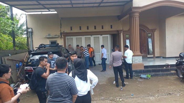 Polisi mengungkap ciri-ciri pelaku pembunuhan ibu dan anak di Macan Lindungan Palembang, Senin (15/4/2024).