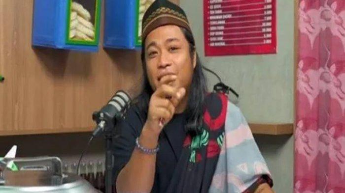 Terungkap awal mula komika Praz Teguh menjadi host di acara Podcast Warung Kopi (PWK).