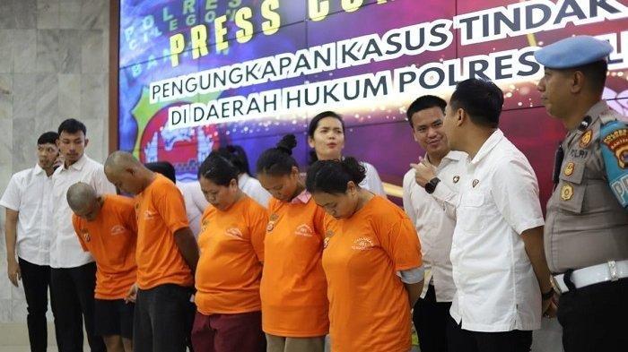 5 Tersangka pembunuhan 5 tahun di Cilegon saat dihadirkan di konferensi pers di Polres Cilegon Banten. Terungkap jika pelaku Saenah dan Rahmi menggunakan identitas ibu korban untuk meminjam online(Pinjol) sekitar Rp75 Picu bunuh bocah 5 tahun di Cilegon