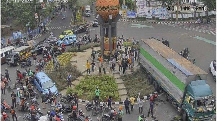Terungkap sosok JNF (24) sopir truk ugal-ugalan di wilayah Tangerang, Banten, Kamis (31/10/2024) sore hingga tabrak belasan kendaraan, ternyata kernet, positif narkoba.