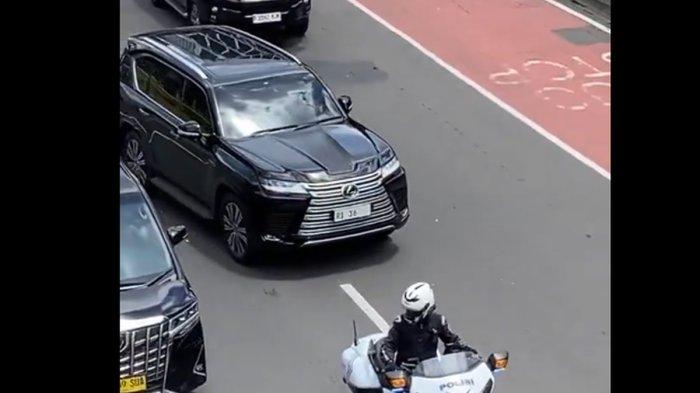 Terungkap sosok petugas patwal yang mengawal mobil RI 36 yang viral di media sosial ternyata anggota Polda Metro Jaya (PMJ).