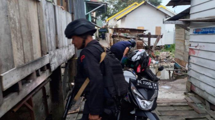 Tim gabungan saat menggerebek kawasan Tangga Buntung 36 Ilir Palembang