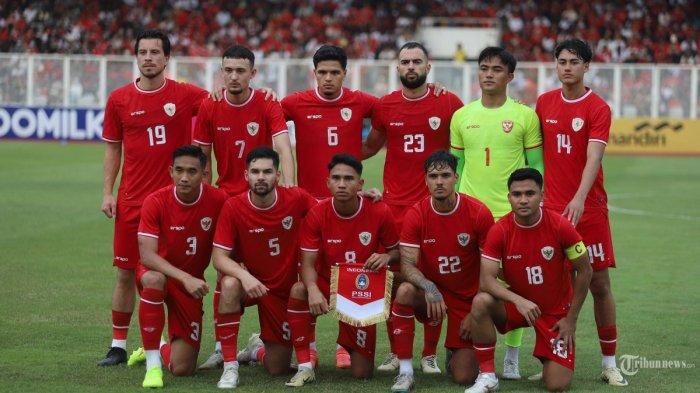 Timnas Indonesia berfoto sebelum pertandingan melawan Tanzania di Stadion Madya Senayan Jakarta, Minggu (2/5/2024).