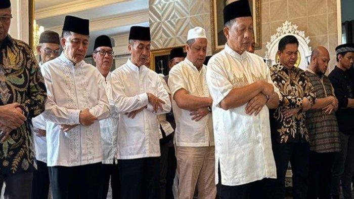 Tito Karnavian jadi imam sholat jenazah Almh ibunya di Palembang, Minggu (26/5/2024).