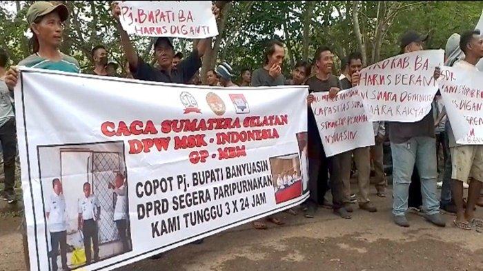 Ratusan massa menggelar aksi demo di depan Kantor DPRD Banyuasin menuntut Pj Bupati Banyuasin Hani Syopiar Rustam dicopot dari jabatannya, Kamis (2/11/2023)