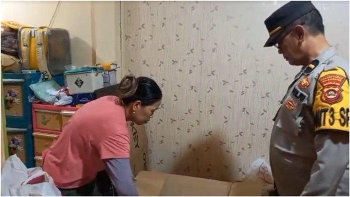 Uang Rp 200 juta raib di ruang tamu, Verawati pemilik toko di Palembang kaget bukan main. Korban Verawati saat menunjukkan ke polisi tempat dia sebelumnya menyimpan uang Rp 200 juta yang hilang, Selasa (22/8/2023).