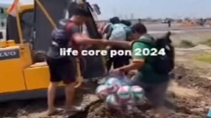 VIDEO Momen Atlet Lewati Jalan Berlumpur ke Venue PON Voli, Berkubang Naik Bucket Ekskavator