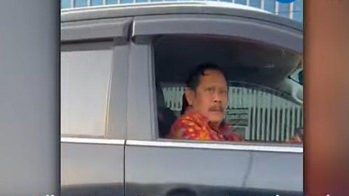 Video seorang pengendara mobil Pajero memamerkan senjata api kepada pengendara mobil lain viral di media sosial, diduga Staf Khusus BIN
