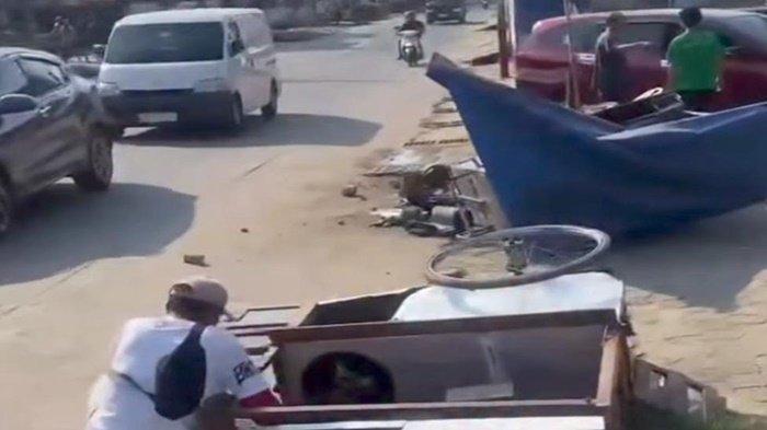 CALYA TABRAK GEROBAK -- Tangkap layar video yang memperlihatkan dua gerobak pedagang sudah terbalik di pinggir jalan kawasan Sukabangun, Palembang, Selasa (10/6/2025). Gerobak itu terbalik karena ditabrak mobil Calya.