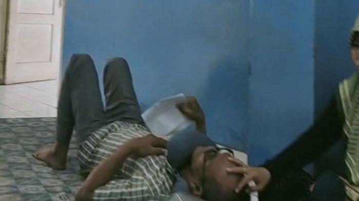 Viral video sejumlah pasien operasi mata di RSUD Kayuagung OKI yang sampai tidur di lantai akibat tak kunjung dilayani dokter.