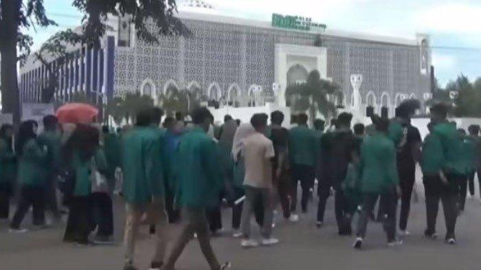 Viral video aksi para mahasiswa memaksa pengungsi Rohingya untuk meinggalkan kawasan Balai Meuseraya Aceh (BMA), Banda Aceh