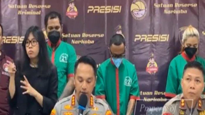 Virgoun kini mengenakan baju tahanan berwarna hijau dengan tangan diborgol saat hadir press release, akui konsumsi narkoba untuk turunkan berat badan