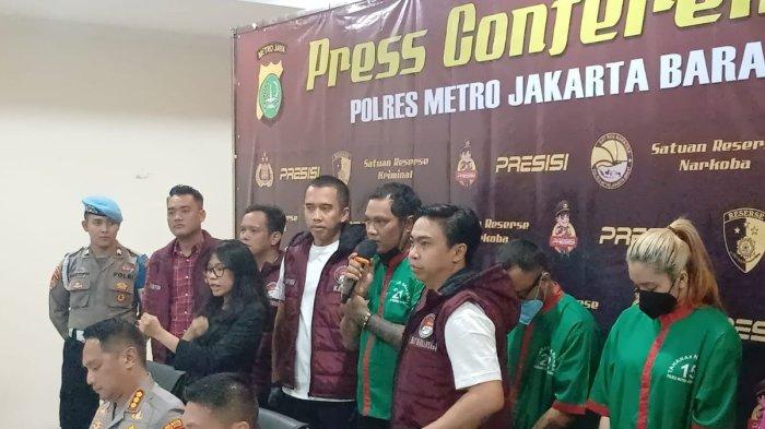 Virgoun tampil mengenakan baju tahanan berwarna hijau dengan tangan diborgol saat hadir dalam press release di Polres Metro Jakarta Barat, Selasa (25/6/2024).