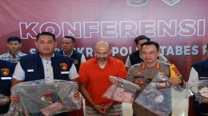 Vladimir Kasarski, WNA Rusia ditangkap Polrestabes Palembang