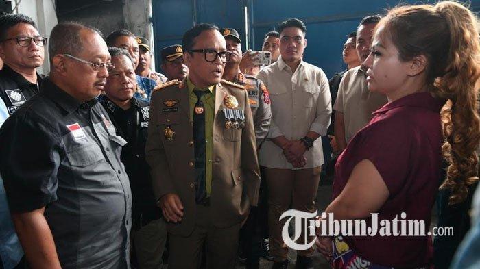 PELANGGARAN - Wakil Menteri Tenaga Kerja, Immanuel Ebenezer didampingi Wakil Wali Kota Surabaya, Armuji mendatangi UD Sentoso Seal milik Jan Hwa Diana (baju merah) di Margomulyo Surabaya, Jawa Timur, Kamis (17/4/2025). Perusahaan ini diduga terkait sejumlah pelanggaran lain selain penahanan ijazah. Mulai dari pemotongan gaji karyawan yang salat Jumat, hingga gaji tak sesuai UMKM