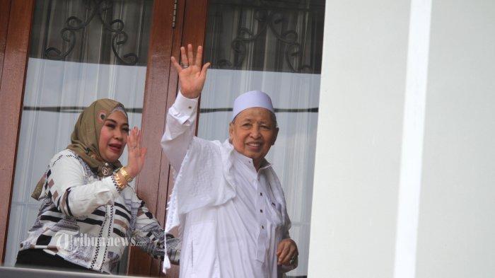 Wakil Presiden Indonesia ke-9 Hamzah Haz, menyapa wartawan saat menerima kunjungan Ketua Umum Partai Kebangkitan Bangsa Muhaimin Iskandar atau cak Imin di Kawasan Matraman, Jakarta Timur, Kamis (11/5/2023).