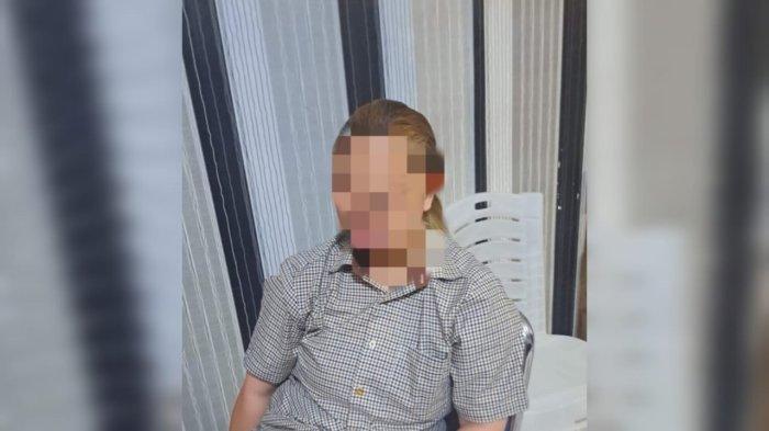 PELAKU PEMBANTING BAYI - Wanita inisial CA alias PD saat diperiksa di Kantor Kepolisian Resor Kota atau Polresta Kendari usai videonya viral membanting bayi enam bulan di Kendari Sulawesi Tenggara, Senin (21/4/2025). Polresta Kendari mengungkap motif terduga pelaku membanting bayi berusia enam bulan itu gegara kesal ibu korban berfoya-foya di perantauan dan tidak kirim uang biaya hidup anaknya.