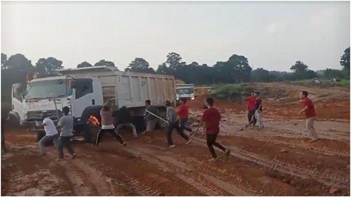 Perusahaan langgar kesepakatan, warga Desa Paldas Kecamatan Rantau Bayur Banyuasin menggeruduk tambang batubara di perbatasan Banyuasin-Muba, Jumat 1/9/2023).