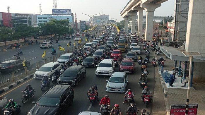 Uji Coba Contraflow Jalan Sudirman Palembang Macet di Pagi Hari, Senin (22/7/2024).