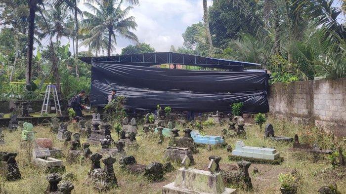 KEPALA SEKOLAH DITEMUKAN TEWAS - Warga digegerkan dengan penemuan mayat Kepala Sekolah di kawasan hutan Karangkembang, Kecamatan Alian, Kabupaten Kebumen, pada Senin (19/5/2025).