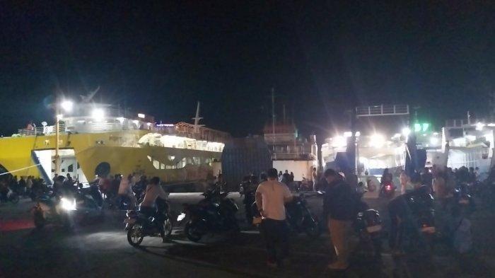 KAPAL TENGGELAM - Warga memenuhi Dermaga Bulusan di Pelabuhan Ketapang Banyuwangi, Kamis (3/7/2025) dini hari. Mereka menunggu informasi soal KMP Tunu Pratama Jaya yang tenggelam.