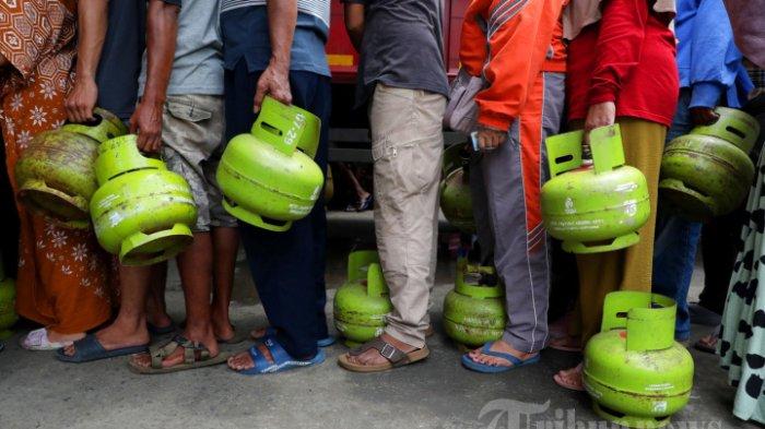 PANGKALAN LPG 3KG - Warga mengantre saat membeli gas elpiji atau LPG 3 kg bersubsidi di sebuah agen di kawasan Jurang Mangu Barat, Pondok Aren, Tangerang Selatan, Banten, Senin (3/2/2025). Inilah Langkah-langkah daftar jadi subagen atau pangkalan gas elpiji 3 kg terbaru 2025.