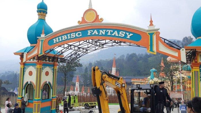 TEMPAT REKREASI : Wisata rekreasi Hibisc Fantasy Puncak Bogor, Jawa Barat, dibongkar. Tampak sejumlah alat berat sudah berada di lokasi, Kamis (6/3/2025)