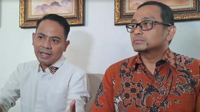 Yadi Sembako ditemani kuasa hukumnya menjelaskan soal rencana pelunasan hutang ke EO di Polres Tangerang Selatan, Jumat (1/3/2024).