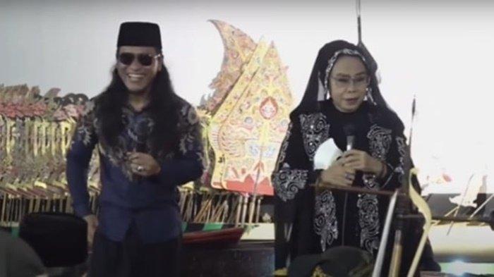 Yati Pesek sempat mengutarakan kesedihannya setelah menjadi bahan olokan Gus Miftah. Selama pulang dari acara itu hanya bisa menangis.