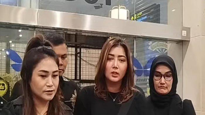 Youtuber Pratiwi Noviyanthi mendatangi rumah duka Alvin Lim di Grand Heaven, Pluit, Jakarta Utara, pada Minggu (5/1/2025) meski sempat berseteru.