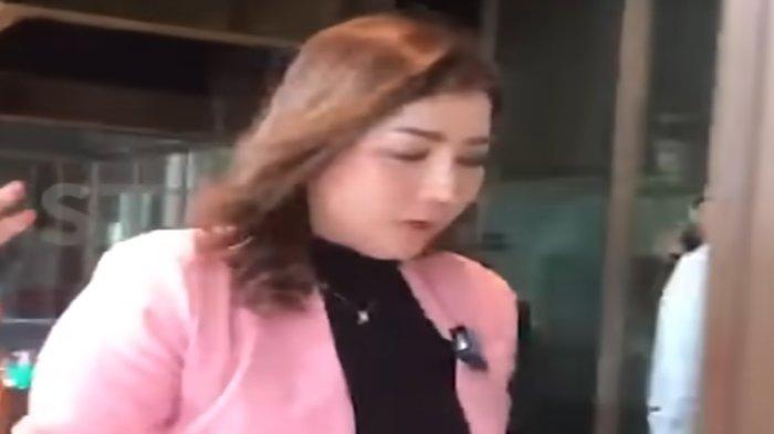 Youtuber Pratiwi Noviyanthi tak kuasa menahan tangisnya setelah walkout pertemuan mediasi dengan pihak Agus Salim, korban disiram air keras.