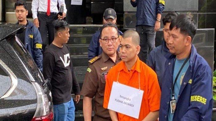 Yudha Arfandi terdakwa kasus pembunuhan Dante anak Tamara. Ia dituntut hukuman mati dalam kasus tersebut.