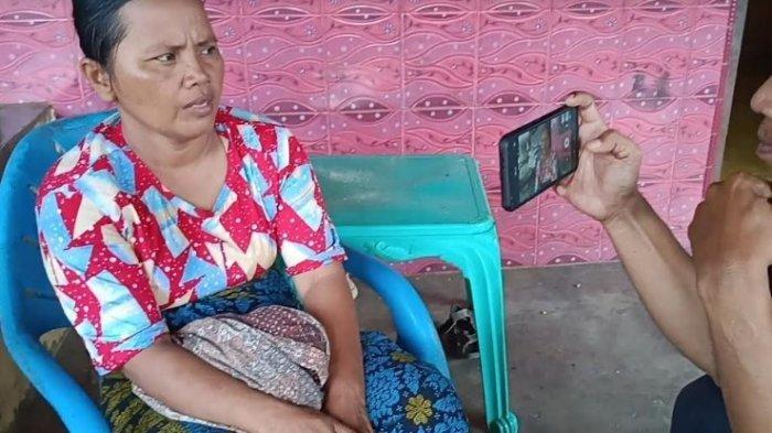 Yuliana, ibu siswa di Deli Serdang saat diwawancarai di kediamannya, Dusun I Desa Negara Beringin Kecamatan STM Hilir Kabupaten Deli Serdang, Sabtu (28/9/2024). Yuliana mengaku mendapat permintaan terakhir dari anaknya agar memenjarakan gurunya berinisial SWH sebelum meninggal