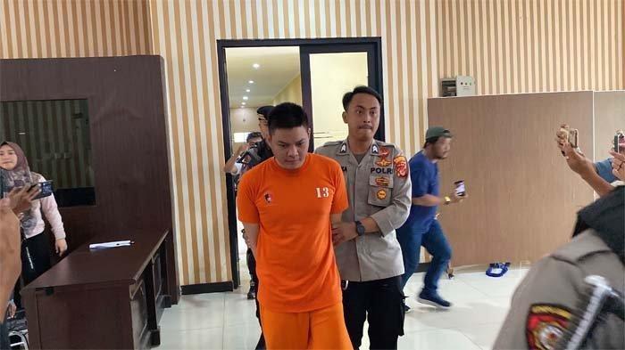 PEMBUNUHAN DI BOGOR - Tampang pelaku yang membunuh tantenya sendiri di Kedungwaringin, Kecamatan Tanah Sareal, Kota Bogor, saat dirilis oleh polisi di Mako Polresta, Senin (7/4/2025). Postingan tersangka disorot sebelum bunuh tante.