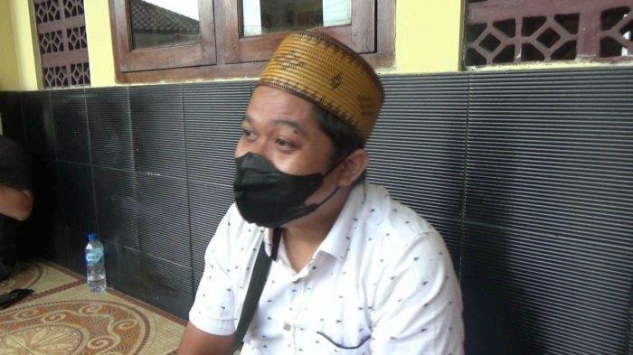 Yoris (34) anak sekaligus kakak dari korban pembunuhan di Subang saat ditanya wartawan di Polsek Jalan Cagak Polres Subang, Jumat (20/8/2021).