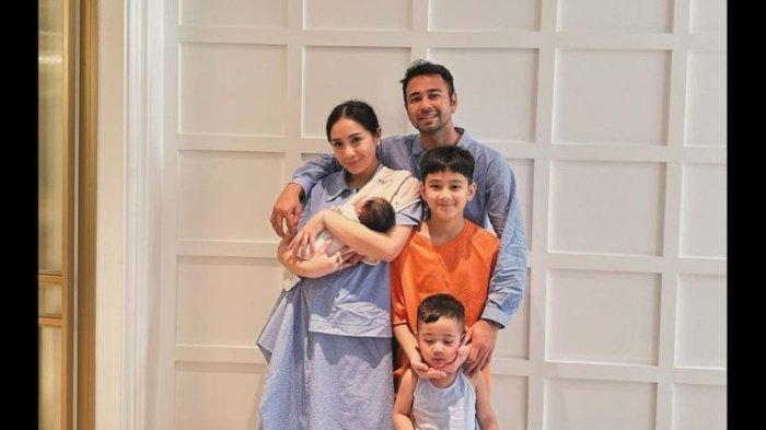 Raffi Ahmad membagikan foto keluarga bersama Rafathar dan Rayyanza yang juga memperlihatkan Nagita Slavina sedang menggendong seorang bayi. Bayi itu diberi nama Lily dan disebut-sebut sebagai anak yang diadopsi Raffi Ahmad. Dari mana asal usul Lily ?