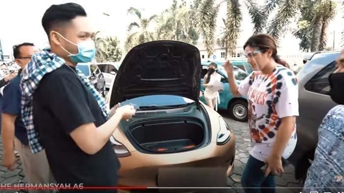 Azriel sempat dikabarkan mendapat hadiah Mobil Tesla saat ulang tahun