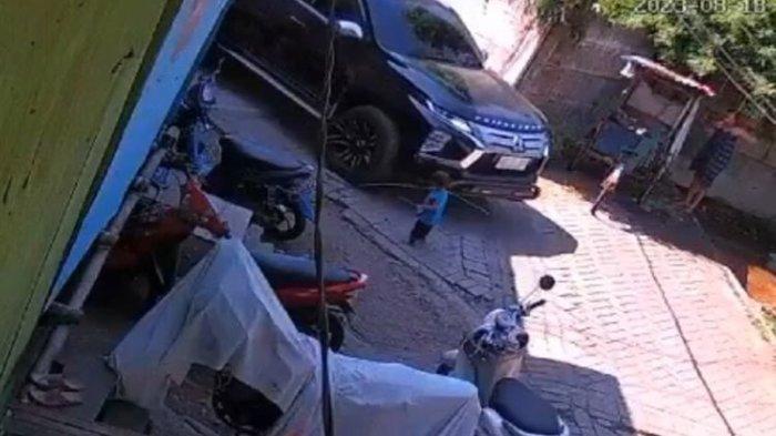 Potongan video yang memperlihatkan detik-detik balita di Makassar terlindas mobil mewah Pajero Sport di kawasan Jalan Adiyaksa Baru Lorong 7, Kecamatan Panakkukang, Kota Makassar, Sulawesi Selatan (Sulsel)