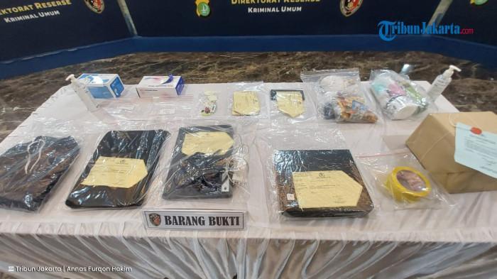 BARANG BUKTI - Sejumlah barang bukti kasus kematian Diplomat Kemlu Arya Daru dipajang di depan Gedung Direktorat Reserse Kriminal Umum (Ditreskrimum) Polda Metro Jaya, Selasa (29/7/2025).