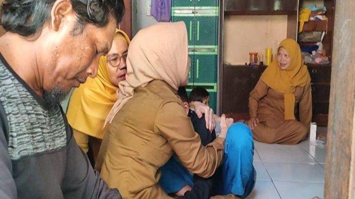 Dinas Pendidikan (Disdik) Kota Cirebon yang dipimpin Kabid Pendidikan Dasar Dinas Pendidikan (Disdik) Kota Cirebon, Ade Cahyaningsih mendatangi rumah A, bocah yang alami depresi dari Kampung Gunungsari Bedeng Cirebon, Jabar. A depresi usai HP dijual ibu untuk beli makan