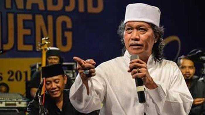 Budayawan Emha Ainun Nadjib saat tampil bersama Kiai Kanjeng memeriahkan Peringatan 90 Tahun Pondok Modern Darussalam Gontor di lapangan sepak bola pondok, Desa Gontor, Ponoro, Jawa Timur, Rabu (31/8/2016) malam.