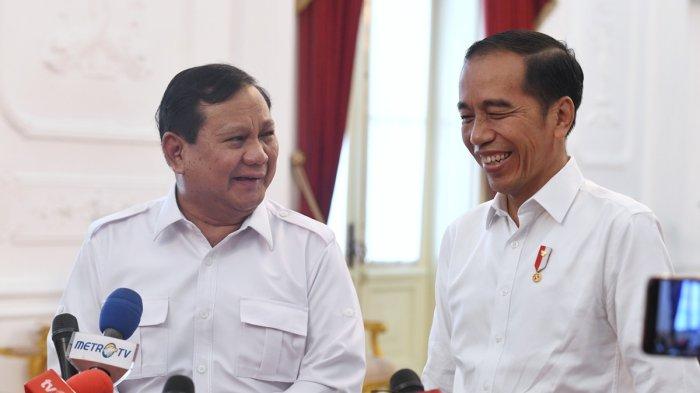 Presiden Jokowi didampingi Ketua Umum Partai Gerindra Prabowo Subianto (kini presiden terpilih) menyampaikan keterangan kepada wartawan, usai petemuan keduanya, di Istana Merdeka, Jakarta, Jumat (11/10).