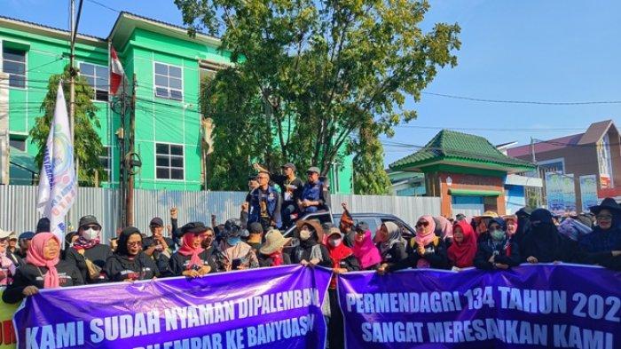 Warga yang melakukan aksi tergabung dalam forum Masyarakat Taman Sasana Patra dan Patra Abadi Bersatu di Depan Kantor Gubernur Sumsel, Rabu (26/7/2023)