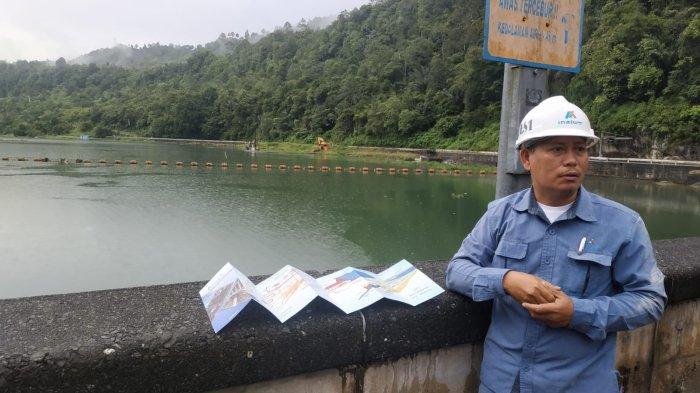 Staf Humas Inalum menjelaskan keberadaan bendungan Sigura-gura