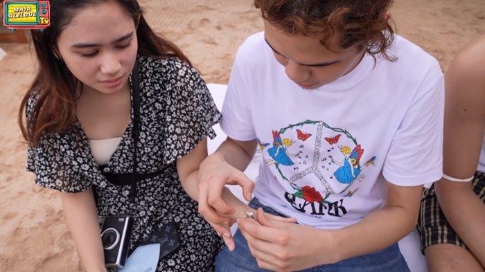 Dul Jaelani Memasangkan Cincin di Jari Manis Tissa Biani