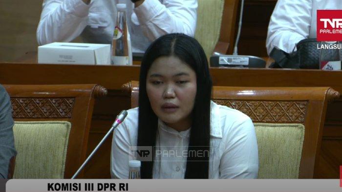 Dwi Ayu Darmawati (19) menceritakan kisah pilunya setelah menjadi korban penganiayaan anak bos toko roti, George Sugama Halim dalam rapat dengar pendapat dengan Komisi III DPR di Senayan, Jakarta, Selasa (17/12/2024). Dia mengaku harus sampai menjual sepeda motor milik ibunya satu-satunya demi bisa menyewa pengacara.